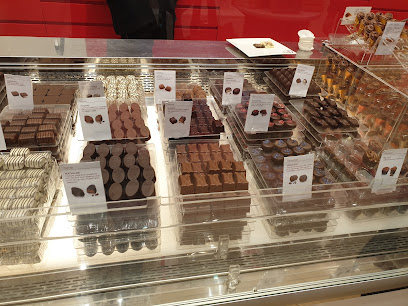 نيوهاوس الإمارات العربية المتحدة - أبو ظبي - +971 4 589 8380